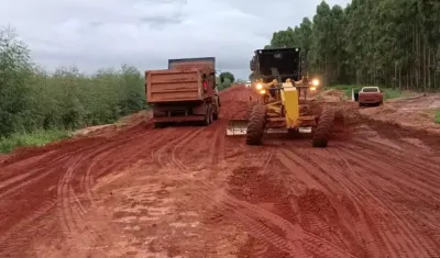 Imagem da notícia Caminhoneiros enfrentam atoleiros na MS-213 em Sonora e temem prejuízo na safra de soja